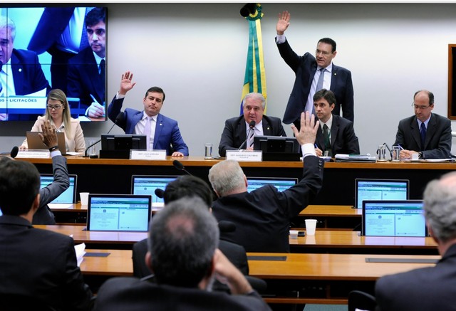 Deputados reunidos durante a votação do projeto que revoga a Lei de Licitações — Foto: Cleia Viana/Câmara dos Deputados